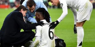 Eduardo Camavinga recibe tratamiento tras lesionarse durante el partido ante el Liverpool. Foto La Hora: EFE