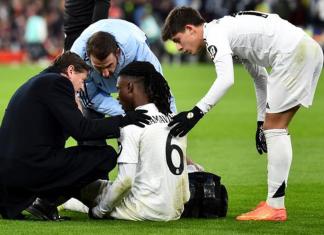 Eduardo Camavinga recibe tratamiento tras lesionarse durante el partido ante el Liverpool. Foto La Hora: EFE