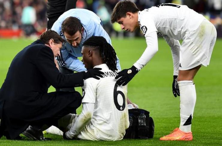 Eduardo Camavinga recibe tratamiento tras lesionarse durante el partido ante el Liverpool. Foto La Hora: EFE