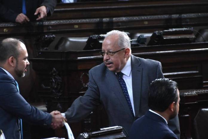 El canciller Carlos Ramiro Martínez a su ingreso en el Congreso para su interpelación. Foto La Hora: Fabricio Alonzo