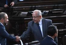 El canciller Carlos Ramiro Martínez a su ingreso en el Congreso para su interpelación. Foto La Hora: Fabricio Alonzo