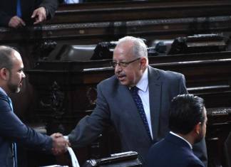 El canciller Carlos Ramiro Martínez a su ingreso en el Congreso para su interpelación. Foto La Hora: Fabricio Alonzo