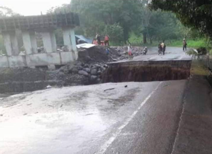 tramo carretero destruido