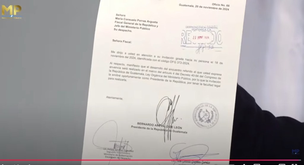 Durante su discurso, Porras leyó el oficio enviado por el Ejecutivo a su despacho, el cual afirmó recibir alrededor de las 8:30 horas de este jueves 21 de noviembre, en el que el presidente detalla que la invitación para llevar a cabo la reunión será girada por el propio Organismo Ejecutivo.«El desarrollo del encuentro referido al que usted expresa anuencia será realizado en el marco del artículo 4 de la Ley Orgánica del Ministerio Público, por lo que la invitación la emitiré oportunamente como Presidente de la República», leyó Porras.