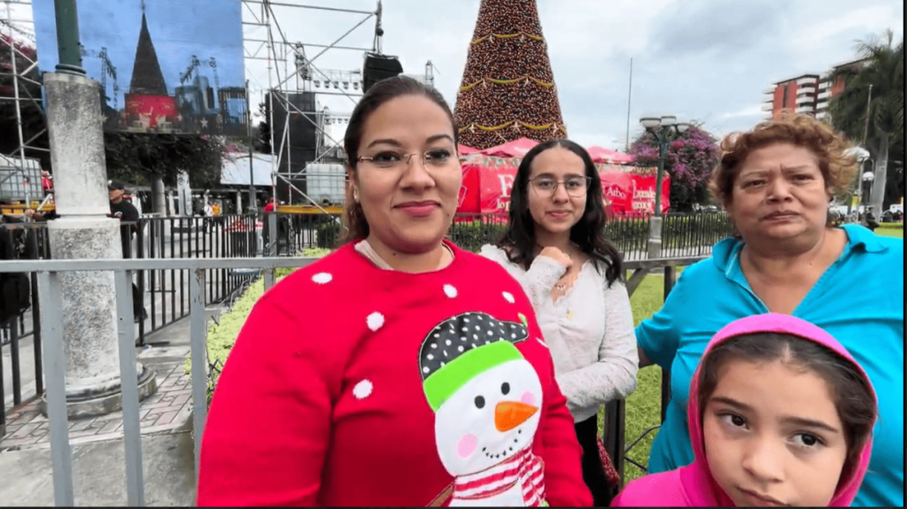 Aunque es la primera vez llegando a la inauguración, esta familia siempre llega al lugar para disfrutar del Árbol Gallo. Foto La Hora: José Orozco.