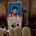 Una imagen de Carlo Acutis, un joven italiano de 15 años que murió en 2006 de leucemia, es descubierta durante su ceremonia de beatificación celebrada por el cardenal Agostino Vallini en la Basílica de San Francisco, en Asís, Italia, el sábado 10 de octubre de 2020.
