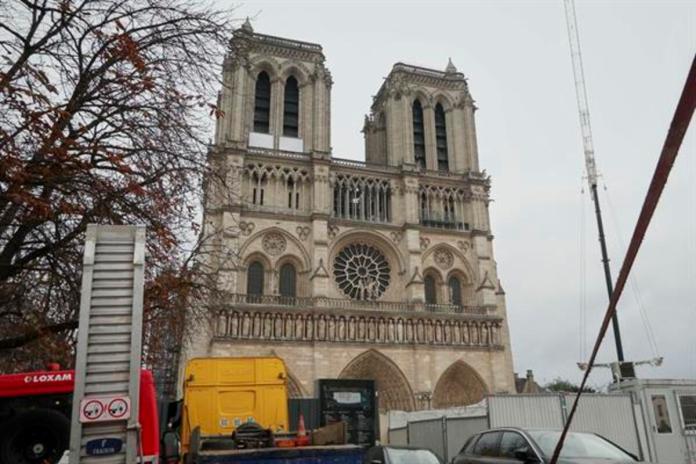 Exterior de la catedral de Notre Dame en París este miércoles. Una ceremonia de perfil oficial el 7 de diciembre, a la que acudirá el presidente francés, Emmanuel Macron, e invitados de alto nivel, y una misa el 8 de diciembre reabrirán la catedral de Notre Dame tras algo más de cinco años de restauraciones por el grave incendio de abril de 2019. Foto: La Hora/EFE