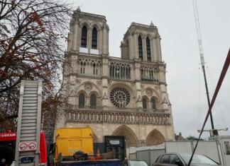 Exterior de la catedral de Notre Dame en París este miércoles. Una ceremonia de perfil oficial el 7 de diciembre, a la que acudirá el presidente francés, Emmanuel Macron, e invitados de alto nivel, y una misa el 8 de diciembre reabrirán la catedral de Notre Dame tras algo más de cinco años de restauraciones por el grave incendio de abril de 2019. Foto: La Hora/EFE