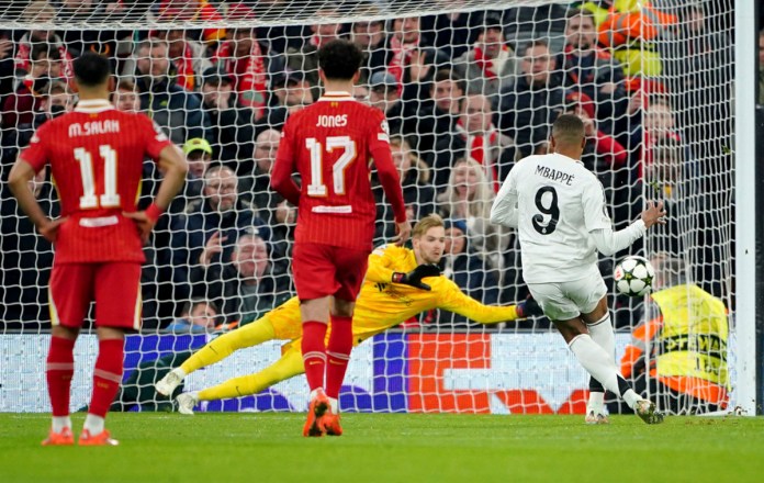 El arquero de Liverpool Caoimhin Kelleher ataja el remate de penal ejecutado por Kylian Mbappé del Real Madrid en la Liga de Campeones, el miércoles 27 de noviembre de 2024, en Liverpool. Foto La Hora/AP