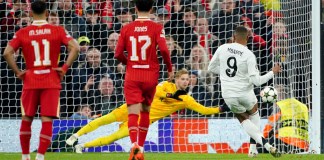 El arquero de Liverpool Caoimhin Kelleher ataja el remate de penal ejecutado por Kylian Mbappé del Real Madrid en la Liga de Campeones, el miércoles 27 de noviembre de 2024, en Liverpool. Foto La Hora/AP