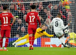 El arquero de Liverpool Caoimhin Kelleher ataja el remate de penal ejecutado por Kylian Mbappé del Real Madrid en la Liga de Campeones, el miércoles 27 de noviembre de 2024, en Liverpool. Foto La Hora/AP
