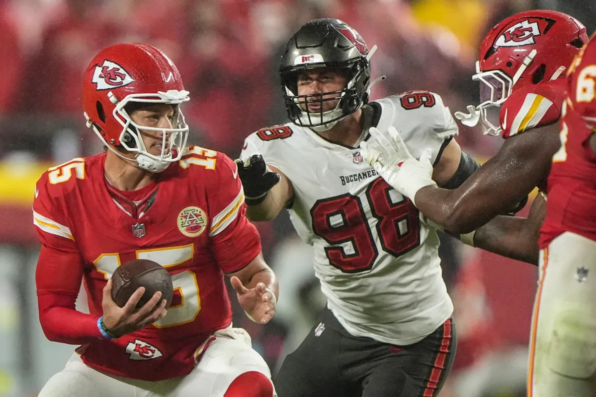 El mariscal de campo de los Kansas City Chiefs, Patrick Mahomes (15), trabaja bajo la presión del tackle defensivo de los Tampa Bay Buccaneers, Greg Gaines (96), durante la segunda mitad de un partido de fútbol americano de la NFL, el lunes 4 de noviembre de 2024, en Kansas City, Missouri. (Foto AP/Charlie Riedel)