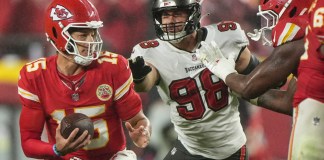 El mariscal de campo de los Kansas City Chiefs, Patrick Mahomes (15), trabaja bajo la presión del tackle defensivo de los Tampa Bay Buccaneers, Greg Gaines (96), durante la segunda mitad de un partido de fútbol americano de la NFL, el lunes 4 de noviembre de 2024, en Kansas City, Missouri. (Foto AP/Charlie Riedel)