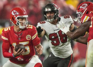 El mariscal de campo de los Kansas City Chiefs, Patrick Mahomes (15), trabaja bajo la presión del tackle defensivo de los Tampa Bay Buccaneers, Greg Gaines (96), durante la segunda mitad de un partido de fútbol americano de la NFL, el lunes 4 de noviembre de 2024, en Kansas City, Missouri. (Foto AP/Charlie Riedel)