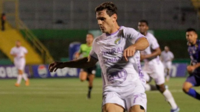 Comunicaciones se impuso a Cobán Imperial en la ida de los cuartos de final del Torneo Apertura 2024. Foto La Hora: Comunicaciones