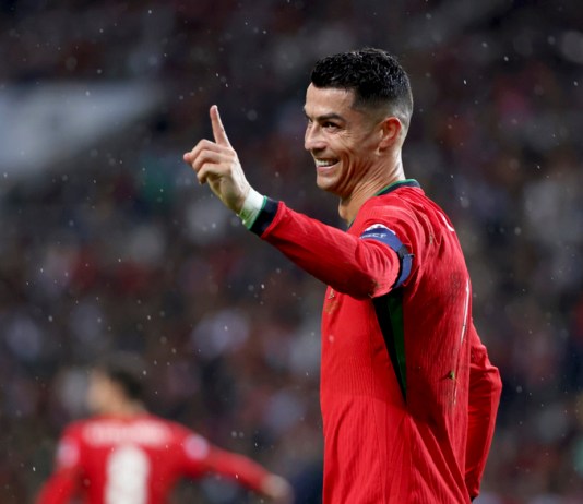 Cristiano Ronaldo, de Portugal, hace un gesto durante el partido de la Liga de Naciones, disputado el viernes 15 de noviembre de 2024, ante Polonia en Oporto Foto: La Hora/AP