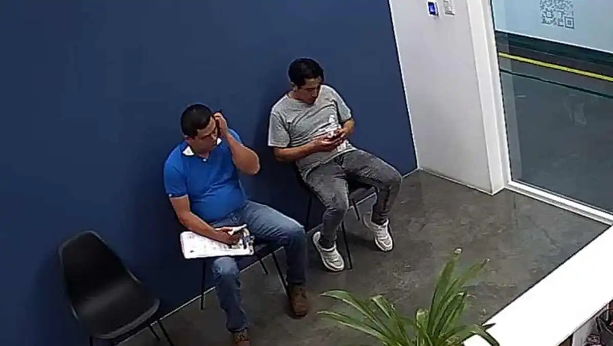 Agentes del DEIC se presentaron a las oficinas de La Hora.