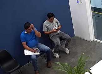 Agentes del DEIC se presentaron a las oficinas de La Hora.