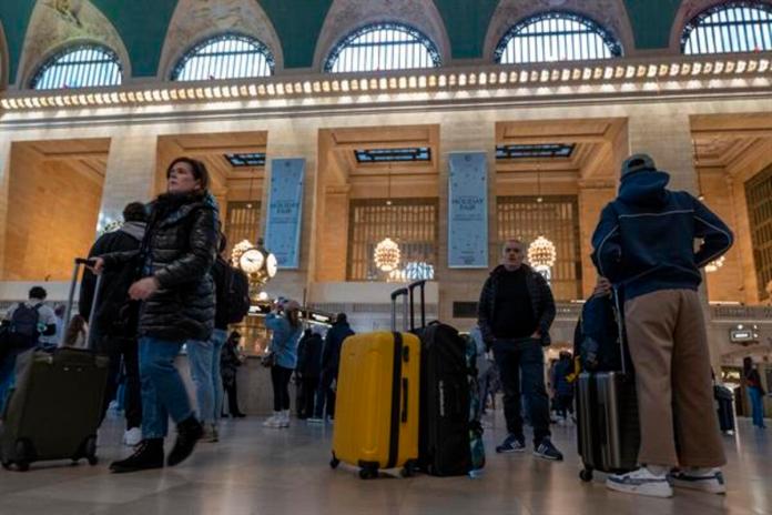 Pasajeros esperan este miércoles en la estación Gran Central de Nueva York (EE.UU). Unos 80 millones de personas viajarán en Estados Unidos por carretera o por avión durante las vacaciones de Acción de Gracias, una cifra récord que supera los niveles previos a la pandemia. Foto La Hora: EFE