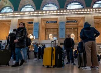Pasajeros esperan este miércoles en la estación Gran Central de Nueva York (EE.UU). Unos 80 millones de personas viajarán en Estados Unidos por carretera o por avión durante las vacaciones de Acción de Gracias, una cifra récord que supera los niveles previos a la pandemia. Foto La Hora: EFE