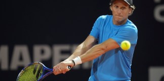 El uruguayo Diego Forlán hace una devolución en el duelo de dobles ante Boris Arias y Federico Zeballos, el miércoles 13 de noviembre de 2024 Foto: La Hora/AP