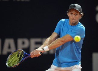 El uruguayo Diego Forlán hace una devolución en el duelo de dobles ante Boris Arias y Federico Zeballos, el miércoles 13 de noviembre de 2024 Foto: La Hora/AP