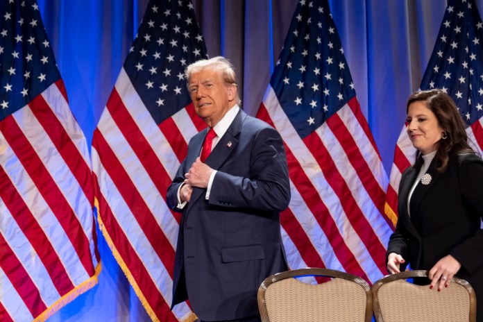 El presidente electo, Donald Trump, llega para hablar en una reunión de la conferencia del Partido Republicano en la Cámara de Representantes, seguido por la representante de Nueva York, Elise Stefanik, el miércoles 13 de noviembre de 2024, en Washington. Foto La Hora: AP