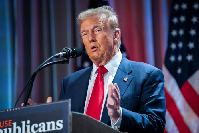 El virtual presidente electo, Donald Trump, durante una reunión con la bancada republicana en la Cámara de Representantes, el 13 de noviembre de 2024, en Washington. Foto La Hora: AP