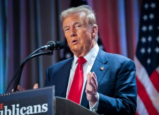 El virtual presidente electo, Donald Trump, durante una reunión con la bancada republicana en la Cámara de Representantes, el 13 de noviembre de 2024, en Washington. Foto La Hora: AP