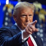 El candidato republicano a la presidencia de Estados Unidos, Donald Trump, a su llegada a una fiesta de su campaña en el Centro de Convenciones Palm Beach, el 6 de noviembre de 2024, en West Palm Beach, Florida. (AP Foto/Evan Vucci)