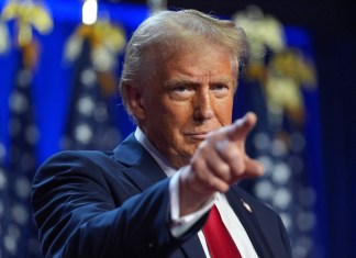 El candidato republicano a la presidencia de Estados Unidos, Donald Trump, a su llegada a una fiesta de su campaña en el Centro de Convenciones Palm Beach, el 6 de noviembre de 2024, en West Palm Beach, Florida. (AP Foto/Evan Vucci)