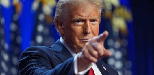 El candidato republicano a la presidencia de Estados Unidos, Donald Trump, a su llegada a una fiesta de su campaña en el Centro de Convenciones Palm Beach, el 6 de noviembre de 2024, en West Palm Beach, Florida. (AP Foto/Evan Vucci)