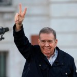 El líder opositor venezolano Edmundo González saluda a sus seguidores en la Puerta del Sol, en el centro de Madrid, España, Foto: La Hora/AP