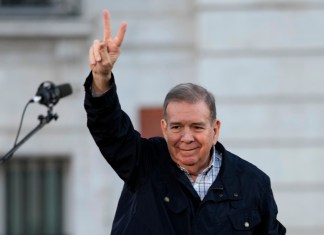 El líder opositor venezolano Edmundo González saluda a sus seguidores en la Puerta del Sol, en el centro de Madrid, España, Foto: La Hora/AP