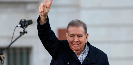 El líder opositor venezolano Edmundo González saluda a sus seguidores en la Puerta del Sol, en el centro de Madrid, España, Foto: La Hora/AP