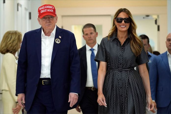 El candidato presidencial republicano, Donald Trump y su esposa, Melania Trump, caminan después de votar en Palm Beach, Florida.