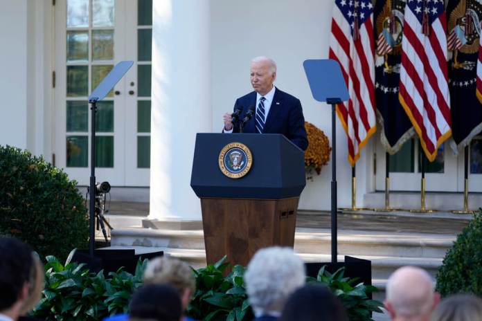 El presidente Joe Biden habla en el jardín de rosas de la Casa Blanca en Washington, el jueves 7 de noviembre de 2024. (Foto APBen Curtis)