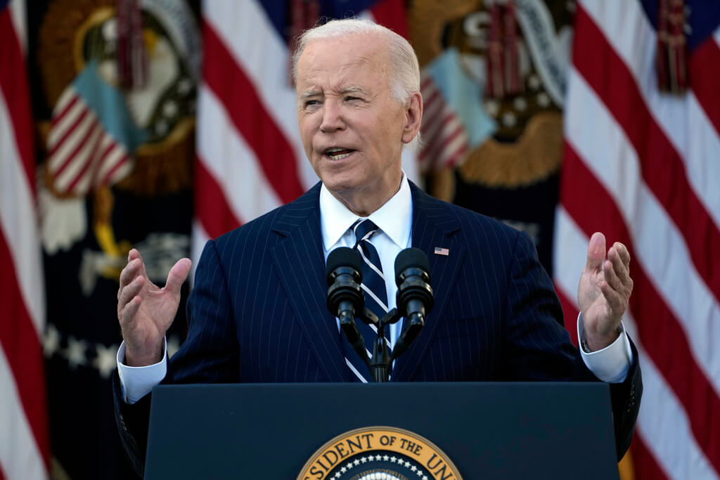 El presidente Joe Biden habla en el jardín de rosas de la Casa Blanca en Washington. Foto La Hora (Foto APSusan Walsh)