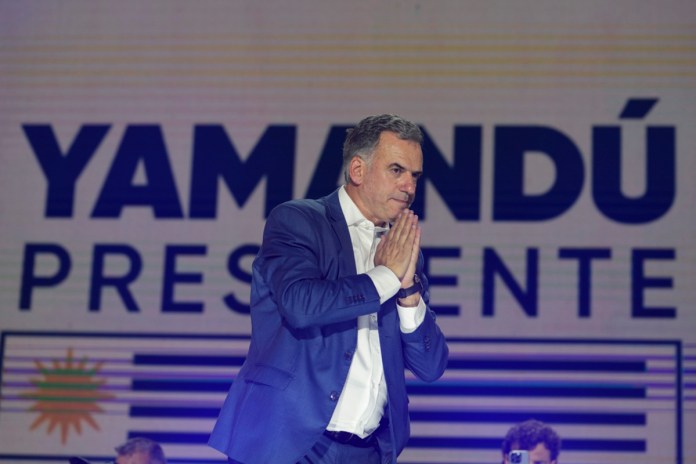 Yamandú Orsi, candidato del Frente Amplio, se dirige a sus seguidores después de ganar la segunda vuelta presidencial en Montevideo, Uruguay, el domingo 24 de noviembre de 2024. Foto: La Hora/AP