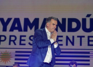 Yamandú Orsi, candidato del Frente Amplio, se dirige a sus seguidores después de ganar la segunda vuelta presidencial en Montevideo, Uruguay, el domingo 24 de noviembre de 2024. Foto: La Hora/AP