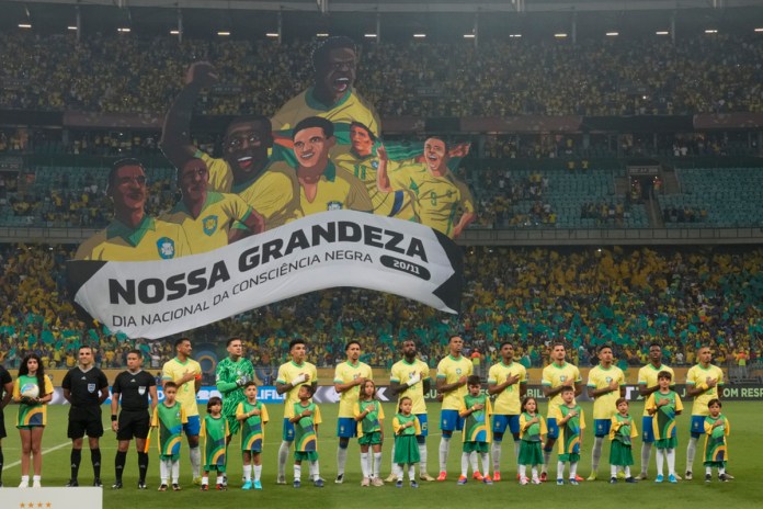 Los jugadores de Brasil cantan su himno nacional durante un partido de clasificación para la Copa Mundial de la FIFA 2026 contra Uruguay en el Arena Fonte Nova en Salvador, Brasil, el martes 19 de noviembre de 2024. Foto: La Hora/AP