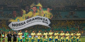 Los jugadores de Brasil cantan su himno nacional durante un partido de clasificación para la Copa Mundial de la FIFA 2026 contra Uruguay en el Arena Fonte Nova en Salvador, Brasil, el martes 19 de noviembre de 2024. Foto: La Hora/AP