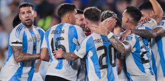 Jugadores de Argentina celebran un gol en un partido de las eliminatorias sudamericanas para el Mundial de 2026. EFE/ Luciano González