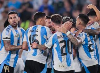 Jugadores de Argentina celebran un gol en un partido de las eliminatorias sudamericanas para el Mundial de 2026. EFE/ Luciano González