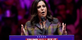 La representante republicana Elise Stefanik en un evento de campaña del candidato Donald Trump en el Madison Square Garden de Nueva York el 27 de octubre del 2024. (AP foto/Evan Vucci)