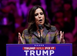 La representante republicana Elise Stefanik en un evento de campaña del candidato Donald Trump en el Madison Square Garden de Nueva York el 27 de octubre del 2024. (AP foto/Evan Vucci)