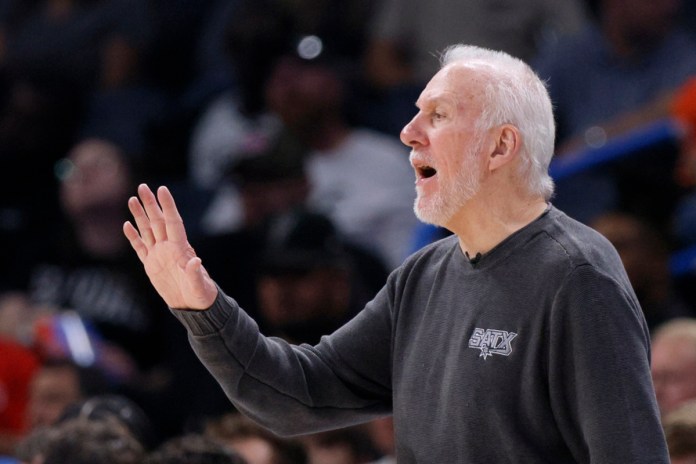 El entrenador de los Spurs de San Antonio Gregg Popovich durante el partido contra el Thunder de Oklahoma City, el miércoles 30 de octubre de 2024, en Oklahoma City. Foto: La Hora/AP