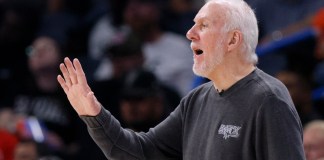 El entrenador de los Spurs de San Antonio Gregg Popovich durante el partido contra el Thunder de Oklahoma City, el miércoles 30 de octubre de 2024, en Oklahoma City. Foto: La Hora/AP