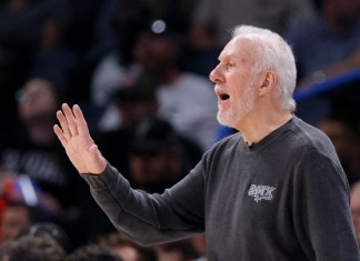 El entrenador de los Spurs de San Antonio Gregg Popovich durante el partido contra el Thunder de Oklahoma City, el miércoles 30 de octubre de 2024, en Oklahoma City. Foto: La Hora/AP