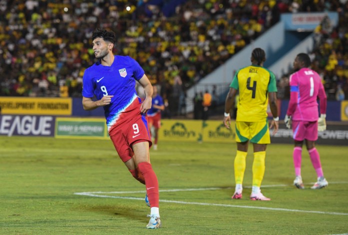 Ricardo Pepi, de la selección de Estados Unidos, festeja tras anotar ante Jamaica en un partido de la Liga de Naciones el jueves 14 de noviembre de 2024 en Kingston. Foto: La Hora/AP